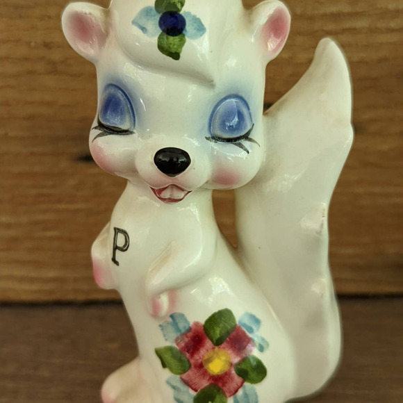 Vintage Anthropomorphic White Squirrel Magnetic Salt & Pepper Shakers by Enesco - Picture 6 of 10